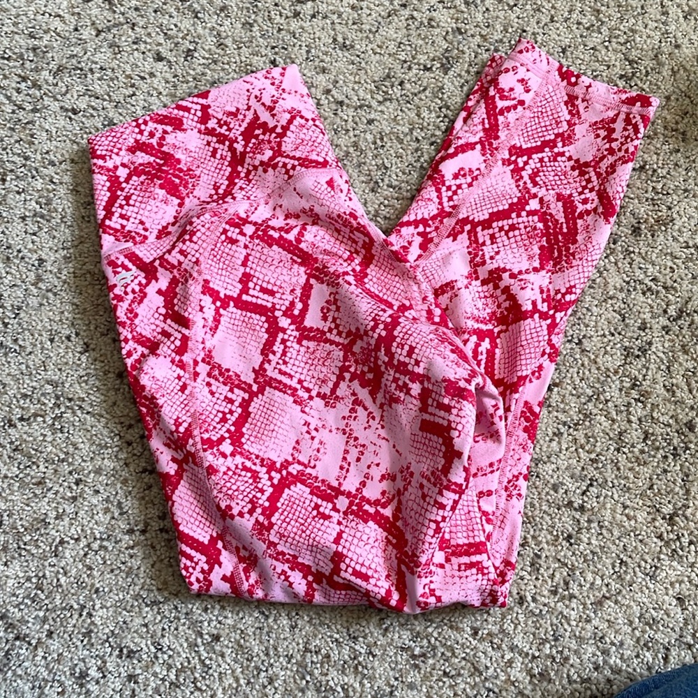 Fabletics medium pink snakeskin print capri leggings